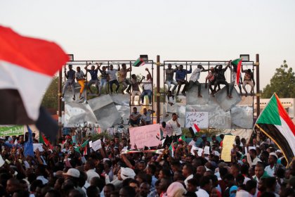 قادة المحتجين في السودان يعلنون عدم الاعتراف بالمجلس العسكري وتصعيد الاحتجاجات