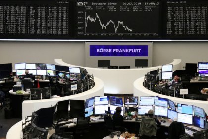 Índices europeus recuam com farmacêuticas sob pressão; ações suíças lideram perdas
