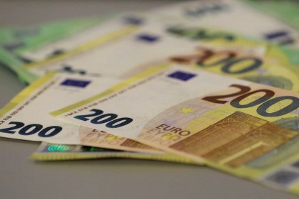 اليورو يتراجع مع تماسك الدولار رغم تكهنات خفض الفائدة