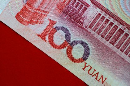 اليوان الصيني يتخلى عن بعض مكاسبه والين يرتفع مع عودة المخاوف بشأن النمو