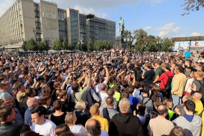 Тысячи вышли на акцию протеста в центре Москвы