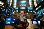 Vọt hơn 300 điểm, Dow Jones nối dài đà phục hồi từ tuần trước