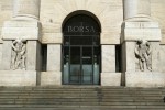 Borsa: Milano giù con Intesa e Unicredit