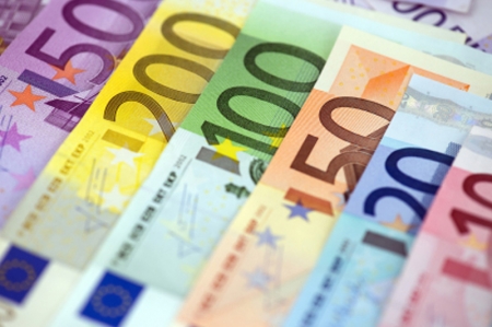 Средний курс евро со сроком расчетов "сегодня" по итогам торгов составил 83,3403 руб.