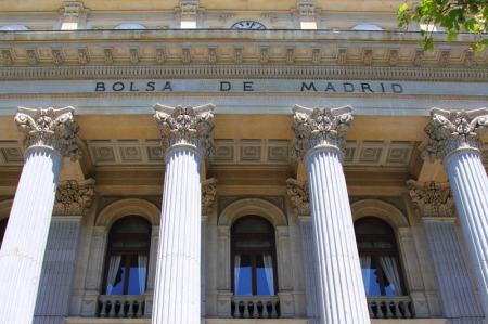 Las bolsas de valores de España cerraron con caídas; el IBEX 35 perdió un 0.81%