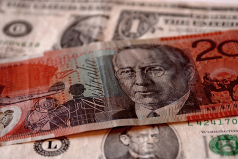 Dolar menguat setelah risalah Fed & Aussie merosot