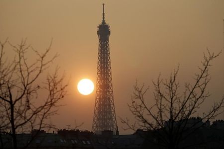 © Reuters. The Eiffel tower is pictured during sunset as warm and sunny weather continues in France