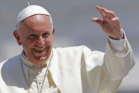 © Reuters. Pope Francis waves after leading his weekly general audience at St. Peter's Square at the Vatican