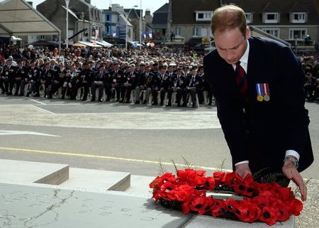 © Reuters. Britain's Prince William, the Duke of Cambridge, lays a wreath during a ceremony in Arromanches 