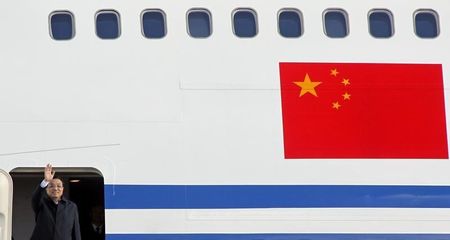 © Reuters. Li waves hand as he arrives at the Otopeni airport in Bucharest