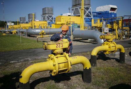 © Reuters. A worker turns a valve at an underground gas storage facility near Striy