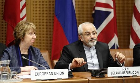 © Reuters. EU Foreign Policy Chief Ashton and Iranian Foreign Minister Javad Zarif wait for the begin of talks in Vienna