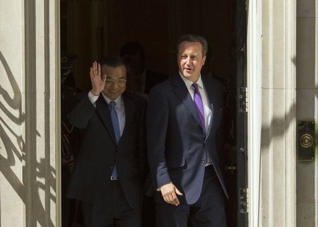 © Reuters. Chinese Premier Li Keqiang waves as he leaves Number 10 Downing Street with Britain's Prime Minister David Cameron to walk to the Foreign Office in London