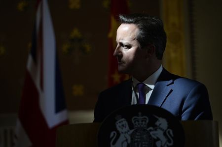 © Reuters. Britain's Prime Minister David Cameron and Chinese Premier Li Keqiang speak during a news conference at the Foreign Office in London