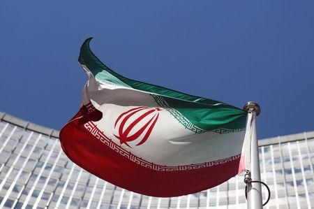 © Reuters. An Iranian flag flutters in front of the UN headquarters in Vienna