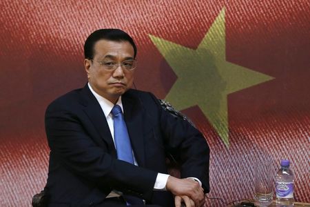 © Reuters. China's Premier Li Keqiang listens to Britain's Chancellor of the Exchequer George Osborne addressing delegates of the UK-China Financial Forum at Lancaster House, in London