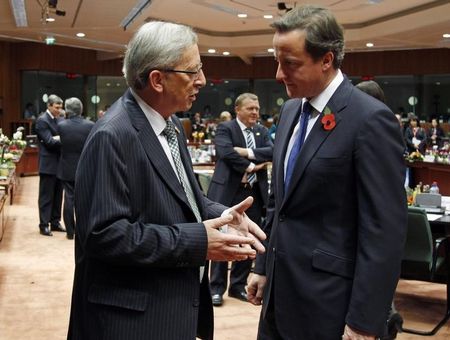 © Reuters. Luxembourg's Prime Minister Juncker talks with his British counterpart Cameron at an EU leaders summit in Brussels