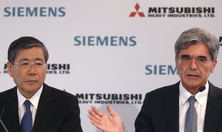 © Reuters. President and Chief Executive Officer of Siemens Kaeser and Mitsubishi Heavy Industries Chief Executive Miyanaga attend a news conference after a meeting with French government in Paris