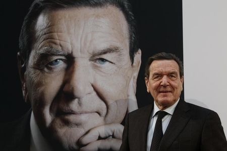 © Reuters. Former German Chancellor Schroeder poses before a news conference to promote his latest book "Klare Worte" (Clear Words) in Berlin