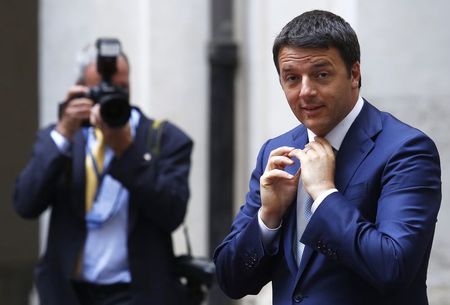 © Reuters. Italy's Prime Minister Renzi prepares to meet European Council President Van Rompuy in Rome