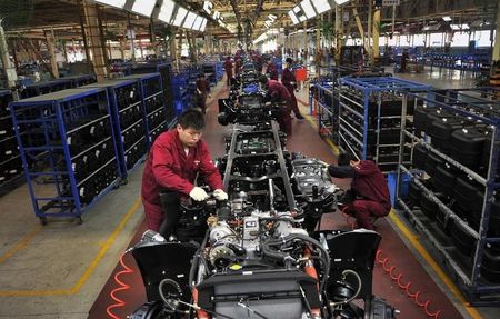 © Reuters. Workers install the chassis along a production line at a truck factory of Anhui Jianghuai Automobile Co. Ltd (JAC Motors) in Hefei