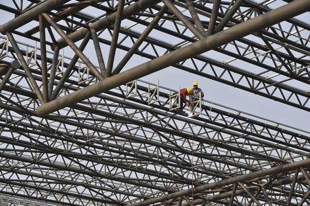 © Reuters. Labourers work at a construction site of a railway station in Hefei