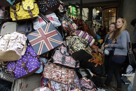 © Reuters. Shoppers browse handbags for sale at Covent Garden market in central London