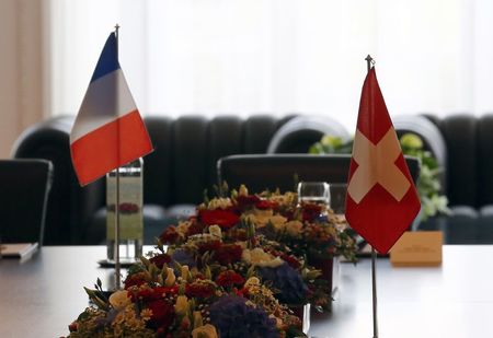 © Reuters. The Swiss flag is pictured next to the French one before a meeting between Swiss and French Finance Ministers in Bern