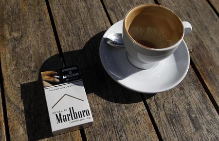 © Reuters. A Marlboro cigarettes pack, a brand of Philip Morris Tobacco, lies next to an empty coffee cup at a cafe in central Sydney