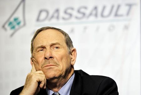 © Reuters. Chairman of the board of Directors of French airplanes maker Dassault Aviation, Charles Edelstenne speaks during the news conference of their 2009 results in Saint Cloud