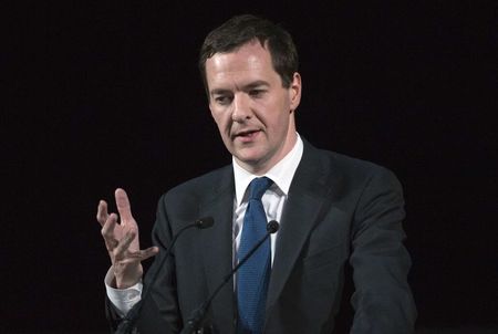 © Reuters. Britain's Chancellor George Osborne delivers a speech at a China-Britain Business Council dinner in London