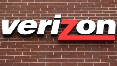© Reuters. Sign of Verizon Wireless is seen at its store in Westminster