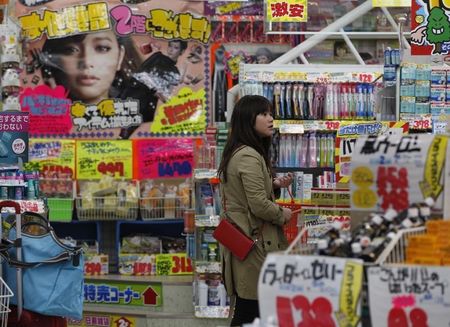 © Reuters. إنفاق الاسر اليابانية يهبط 8% على اساس سنوي في مايو