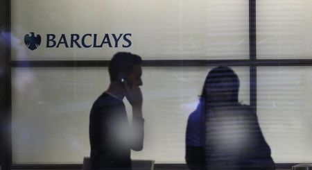 © Reuters. People walk inside Barclays Bank's headquarters in the financial district of Canary Wharf, east London