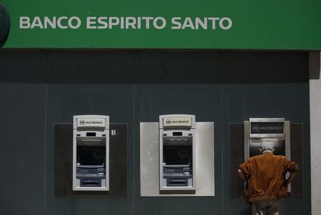 © Reuters. A man uses an automated teller machine of Portuguese bank Banco Espirito Santo in downtown Lisbon