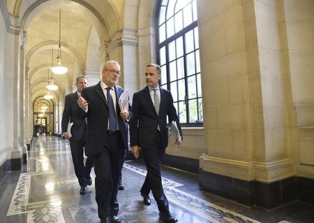 © Reuters. Bank of England Governor Mark Carney chats with deputy Governor Charlie Bean as they arrive at the bank's quarterly inflation report news conference at the Bank of England in London