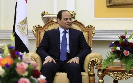 © Reuters. الرئيس المصري يقر الميزانية بعجز 10 % من الناتج المحلي الإجمالي