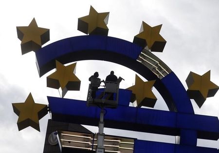 © Reuters. Workers maintain the huge Euro logo next to headquarters of ECB in Frankfurt