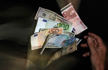 © Reuters. Euro e dollari in banconote da diversi tagli