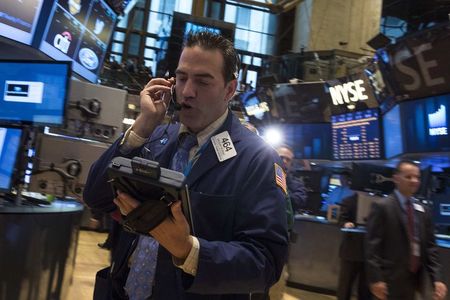 © Reuters. Traders work on the floor of the New York Stock Exchange