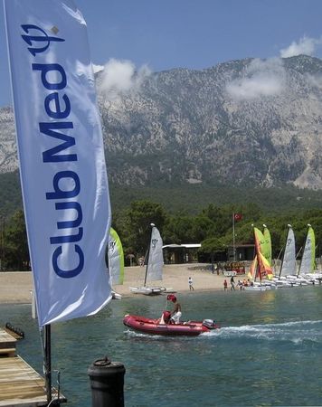 © Reuters. Banner del Club Med in un resort vacanza a Beldibi