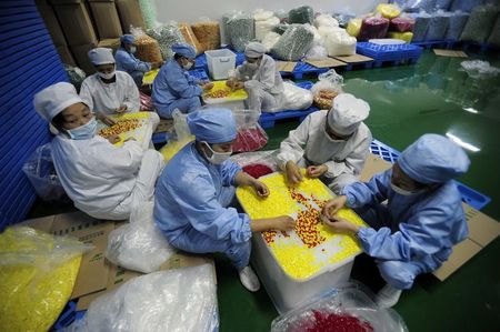 © Reuters. Employees assemble drug capsules at a factory in Jingzhou