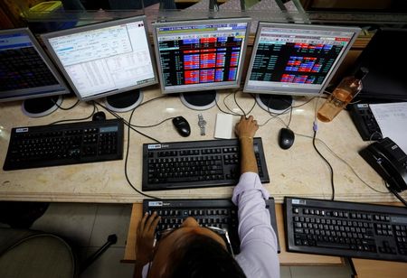 © Reuters. Un broker monitora l'andamento dei titoli a Mumbai