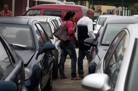 © Reuters. Cuba sólo vende 50 coches en los primeros seis meses del año