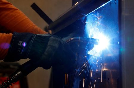 © Reuters. Un operaio al lavoro in una fabbrica