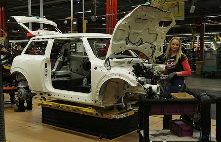 © Reuters. An employee works on a 2013 Mini at BMW's plant in Oxford, southern England