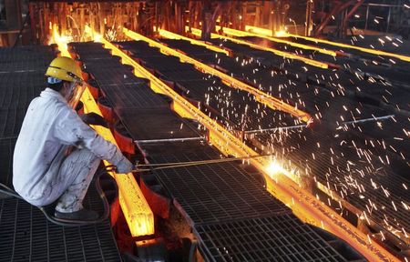 © Reuters. A worker cut steel bars at a steel plant in Ganyu