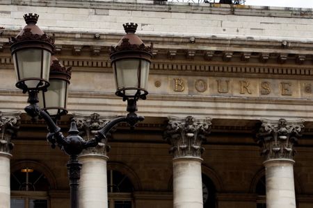 © Reuters. LA BOURSE DE PARIS DANS LE VERT À LA MI-SÉANCE, SOUTENUE PAR BNP PARIBAS