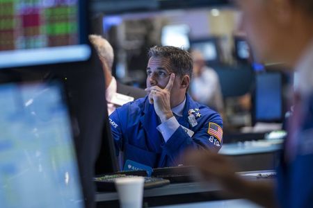 © Reuters. Traders work on the floor of the New York Stock Exchange