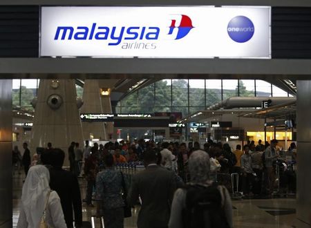 © Reuters. Passengers queue up at the Malaysia Airlines ticketing booth at the Kuala Lumpur International Airport in Sepang